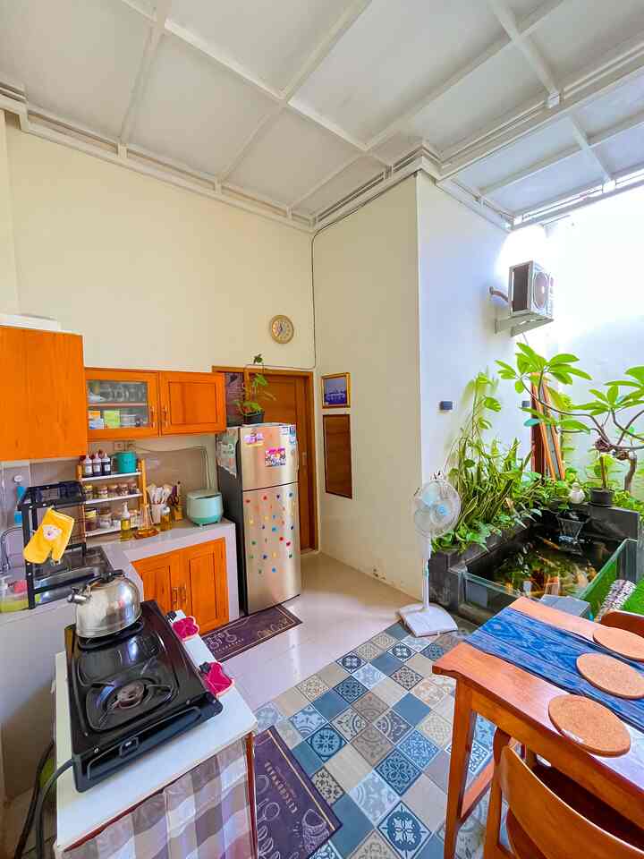 Dapur impian kami sangat sederhana, yaitu memiliki dapur dengan konsep semi outdoor

Selain itu pemilihan kitchen set dengan berbahan kayu jati menambah selaras keindahan yang dipadupadankan dengan taman hijau dan adanya kolam ikan koi.

Kegiatan memasak jadi lebih mengasyikan, serasa sedang healing.

#kitchenset #kitchensetminimalis #gordendapur #kesetdapur #rakcucipirinhwastafel #mydreamkitchen #kitchenrenovation #kitchenstyling
