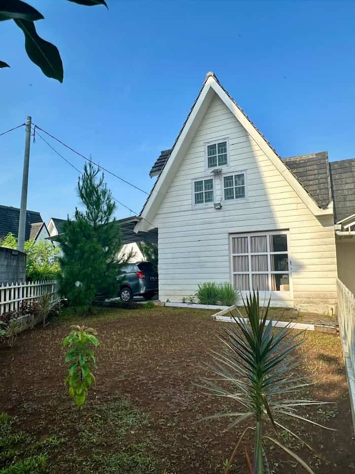 Halaman samping rumah yang berukuran 65,5m2 ini untuk sementara jadi area untuk tanam menanam, supaya bisa tetap lihat yang hijau-hijau 🌳🫶

#lampusolar #lampuled #woodplank #catkayu #tamansamping #halamansamping #sideyard