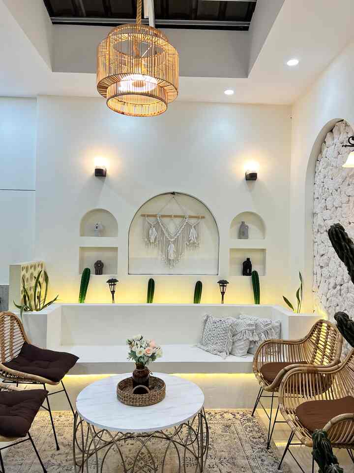 Ruang santai tempat kumpul keluarga ini selalu menjadi tempat berfoto apabila ada teman atau saudara berkunjung kerumah ini. Karena vibesnya berasa di caffe / villa jadi estetik dijadikan tempat berfoto.
#ruangkeluarga #ruangsantai #ruangkumpulkeluarga #terasdalamrumah #teras #familyroom #rumahrasavilla #rumahrasacafe