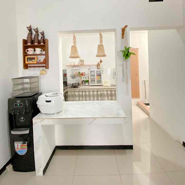 Terinspirasi dari rumah yg memiliki mini bar ala resto, itulah yg menjadi dream kitchen kami saat memutuskan ambil rumah di perumahan. Sebelum pembangunan kami meminta kepada developer dibuatkan dapur dilahan kosong belakang rumah. 
Meskipun belum sepenuhnya terwujud, tapi mudah mudahan sebentar lagi dapur impian kami terwujud. ✨



#DapurImpian #MyDreamKitchen #KitchenRenovation #KitchenStyling
#tudungsaji #dispenser #ricecooker #rakdinding 