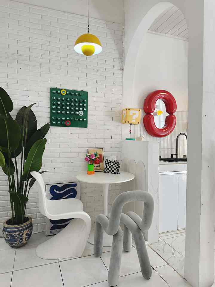 Ruang Makan Mini Super Estetik ❤️
Berkonsep mid century ruang makan ini hanya memakai furniture serba minimalis dengan 1 meja bulat dan 2 kursi makan. Terletak di area sempit bersebelahan dengan dapur yang hanya dibatasi dinding kecil. Cat putih memberi kesan luas dan natural sangat kontras dengan printilan warna warni. 

Semoga menginspirasi ✨
#RuangMakan #RuangMakanMinimalis #RuangTanpaSekat #WarnaCatRumah #ummaHaus #UmmaArRayyan #Ohouseseason9