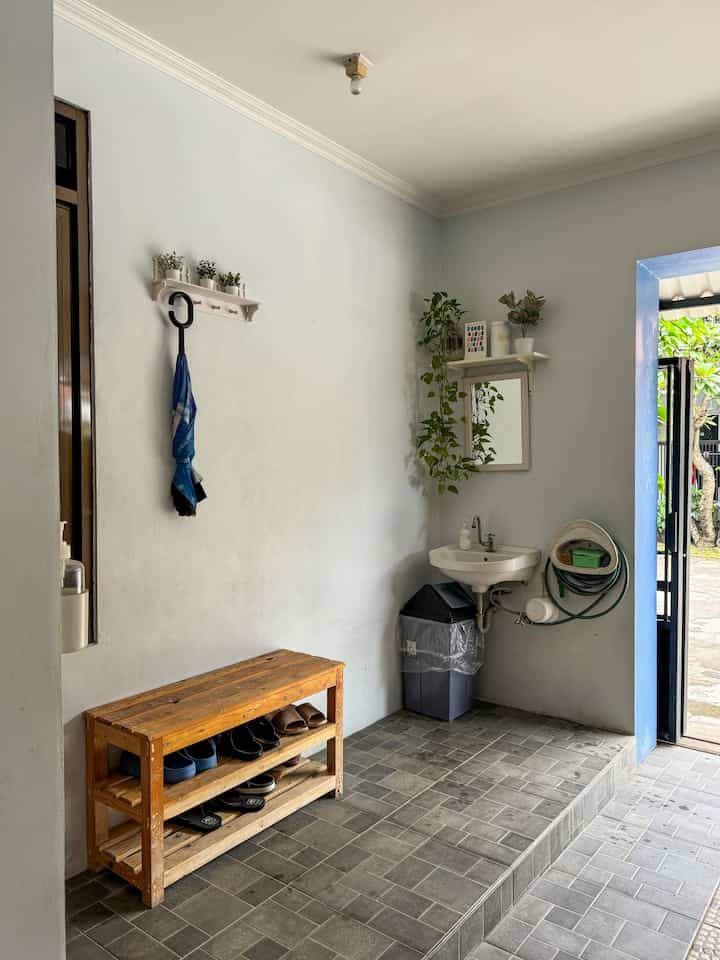 postingan tema bebas di hari terakhir 2024... area pintu samping dari garasi mobil menuju rumah. setelah foto baru sadar area ini perlu byk dibenahi dan dirawat. contohnya garis pintu yg mulai hilang, washtafel yg perlu di osrek agar glowing lagi, dan bench custom yg mesti repaint 😁
happy holiday semua... 💕🥰


#TemaBebas #Entrance #bangkuteras #Bangku #bangkuteras #keramiklantai #keramik #Cat #CatRumah #cermin #cermindinding #cerminkayu #tanaman #tanamangantung #tanamanartificial #homestagram 