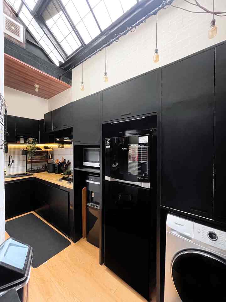➖ Kitchen Renovation 

Proses menuju dapur impian baru bisa diwujudkan di tahun 2024 ini.￼

Sebelumnya tahun 2016 (slide 4), saat awal menempati rumah, dapur gang senggol bawaan developer ini, masih pakai ambalan yang lagi-lagi bikin sendiri alias DIY. 

Barang-barang dan perintilan dapur pun masih seadanya dan banyak bawa dari rumah orang tua. Backsplash dan granit memang kami ganti menjadi warna hitam, sebelumnya warna orange bawaan developer. 

Setelah hampir 5 tahun menempati rumah, kami menambahkan kitchen set agar lebih rapi dan punya banyak storage. Kami memilih warna hitam karena style rumah kami sebelumnya yaitu monochrome. (Slide 5)

Alhamdulillah di tahun ke 9 ini kami mengganti backsplash dapur, mengganti sink, dan menambahkan vynil pada lantai dapur agar terlihat lebih cerah dan bersih.

Semoga menginspirasi 🖤🤎✨

#kitchenset #kitchenkabinet #kesetdapur #komportanam #backsplashdapur #exhaustfan #cookerhood #vynillantai #kulkas2pintu #mesincuci #dispenser #microwaveoven #plafonpvc #catdinding #lampufilamen #rakdapur #sink #dapurcompact #dapurgangsenggol #dapurganteng #dapurmodern #boldkitchen #kitchenmakeover #kitchenstyle #kitchendecor #MyDreamKitchen #KitchenRenovation #KitchenStyling


