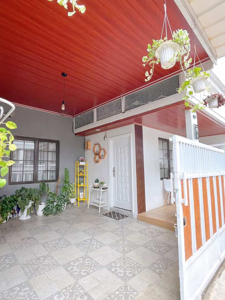 Carport dan teras di rumah ini masing-masing berukuran 3,5 m x 4,5 m untuk carport dan teras berukuran 3,5 m x 1,5 m. 
Untuk plafon di teras dan carport ini kami gunakan plafon PVC karena di area outdoor agar lebih aman dari hujan dan panas. Lantai nya kami gunakan di teras motif serat kayu dan di carport kami gunakan keramik motif batu dengan tekstur agak sedikit kasar.

Semoga menginspirasi 🤗

#carport #teras #terasminimalis #desainteras #rumahminimalis #idedesainteras