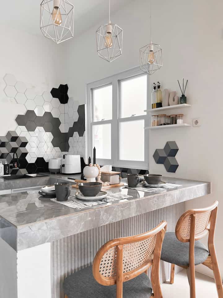 Perubahan kecil yang ternyata bikin perbedaan besar dalam dapur minimalis ini ialah pemasangan panel pada dinding meja islan & juga mengganti kursi plastik dengan jati. Item ini mampu membuat suasana dapur jadi lebih hidup. Gimana menurut tetangga?

#MyDreamKitchen #KitchenRenovation #KitchenStyling #WallPanel #KapLampuGantung #PlavonGypsum #BackSplashUnik #CatDinding