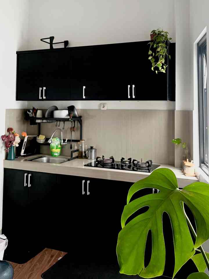 Proses renovasi untuk mewujudkan dream kitchen aku dengan budget friendly makeover.

Aku hanya menambahkan kabinet kitchen set berbahan kayu dan berwarna hitam agar terkesan elegan dan simple. 

Di bagian dapur juga aku kasih vinyl agar terasa lebih warm, dan juga aku kasih aksen dekorasi tanaman untuk ruangan terasa lebih segar dan nyaman.

#KitchenSet #TempatMinyak #KomporGas #KitchenSetMinimalist #MyDreamKitchen #KitchenRenovation #KitchenStyling