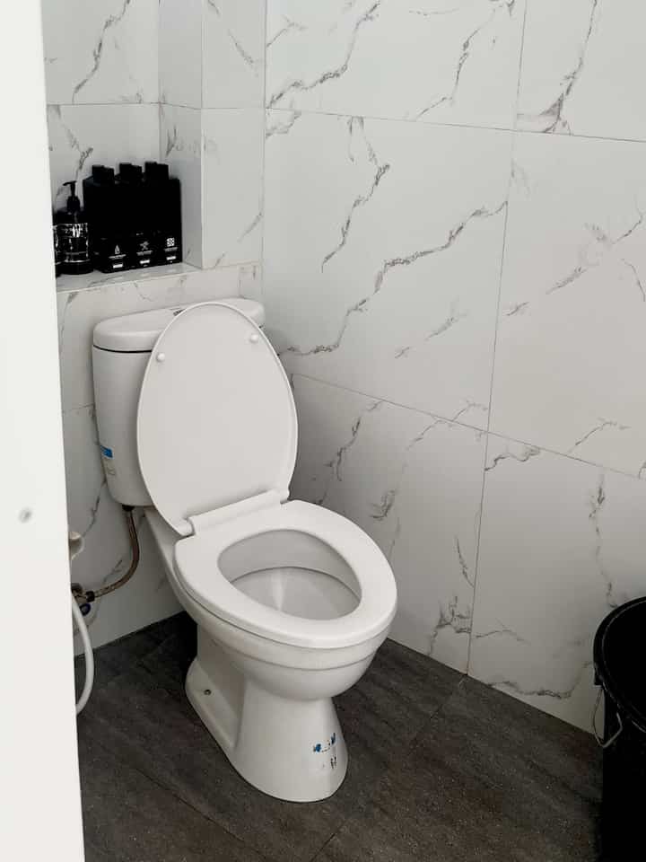 Kamar Mandi Minimalist Rumah Moci🚽🛁

Satu satunya kamar mandi yang belum ada renovasi apapun disini, kamar mandi bawaan developer.

Kami hanya menyesuaikan dekorasi yang berunsur hitam agar ruangan terlihat lebih elegan. 

#KamarMandiMinimalist #Granit #BotolSabun #BotolLaundry #Closet #KamarMandiJapandi