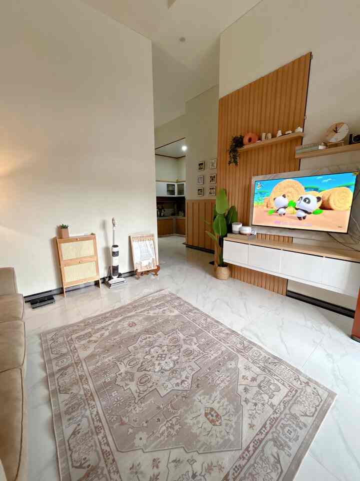 Ini adalah spot kebanggaan di rumah kami. Kenapa sih bisa disebut “kebanggaan”?
Karena di spot ini kami membuat backdrop TV sendiri. Backdrop TV ini adalah impian kami sejak lama, dengan melihat beberapa inspirasi jadilah backdrop TV yang diinginkan selama ini tentunya dengan versi low budget.

#backdroptv #ruangtv #tempattv #kabinettv #ruangtamu #livingroom #karpet #karpetturki #wallpanel #inspirasilivingroom #inspirasibackdroptv #wallpaper #motifhpl #dekorasirumah #dekorasiruangtamu #rumahminimalis #rumahmungil 