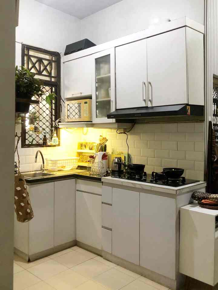 awalnya, kitchen set ini bermotif kayu warna coklat seperti lemark penyimpanan di bawah tangga, dengan backsplash mozaic hijau, tapi kemudian beralih menggunakan warna putih sehingga lebih terang karena memberikan efek luas dan lega.

perubahan besar, kami membuat pintu serta jendela kecil di area sink. Lay out tidak berubah. Tapi sisi lemari penyimpanan tadinya hanya tangga. Penggantian kompor menjadi kompor tanam, bikin dapur terlihat cantik dan tetap fungsional

Jadi, tetangga online mesti sedikit berimajinasi ya 😂

#MyDreamKitchen #KitchenRenovation #KitchenStyling #KitchenSet #komportanam #cookinghood #lantaikeramik #backsplash #waterkettle #thermosestetik #rakpeniris