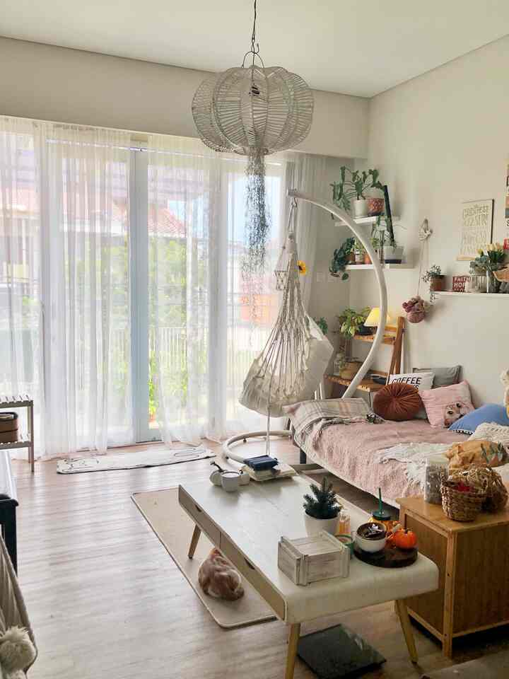 pemandangan dari meja kerja. Ruang multifungsi jadinya ya😁 Supaya betah kerja dari rumah, saat break, tinggal ngesot ke sofa, sofa bed atau kursi gantung. Atau bikin kopi sendiri 😄


#daejiflooring #karpetpolos #kursigantung #lampugantung #lampustanding #coffeemachine #ambalan #throw #lampujamur  #bungaartificial #vitraseIKEA