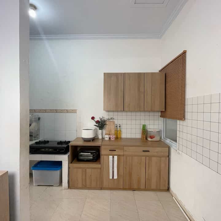 Kitchen journey👏

Aku sangat menyukai konsep japandi clean untuk area kitchen ini. Walaupun belum di renovasi secara besar-besaran, tapi aku memilih furniture yang memiliki konsep japandi adalah kunci untuk mewujudkannya. 

Pemilihan kabinet dapur yg siap pakai ini menjadi opsiku karena budget yg terbatas dan waktu yg cepat sehingga lebih efisien di kondisi saat ini. Awalnya hanya ada 1 storage kabinet atas saja, namun dapur masih terlihat berantakan. Akhirnya aku memutuskan untuk menambah lagi storage kabinet dinding atas, sehingga dimensi ukurannya sama dengan kabinet bawahnya. Tidak hanya itu, penyimapanannya juga jadi bertambah. 

Bagaimana proses makeover kitchen teman2 semua?

#Kitchenset #Japandi #KitchensetMinimalist 
#MyDreamKitchen
#KitchenRenovation
#KitchenStyling
#KabinetKayu