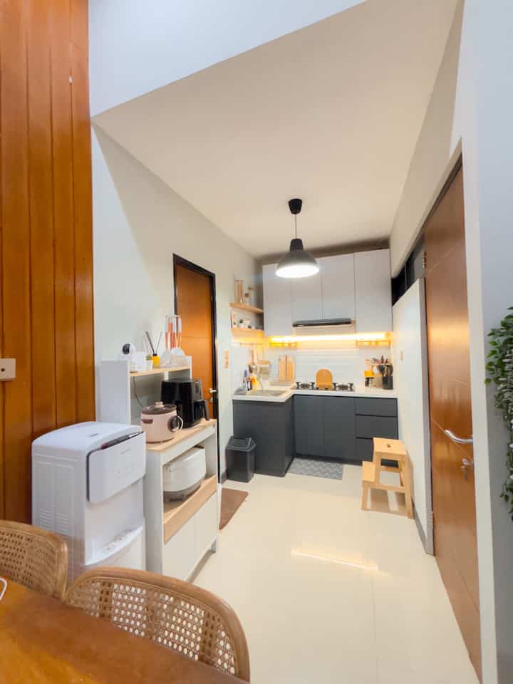 After-Before renovasi dapur 🫶🏻

Dapur ini kami buat Januari 2021 dengan mengambil referensi dari berbagai social media. Akhirnya kami dapat mewujudkan dapur mungil impian kami. Dengan material HPL Taco white dove dan smoke grey dove. Dipadukan dengan LED strip agar nuansa dapur lebih warm.

#RakDapur #TanggaDapur #MyDreamKitchen #KitchenRenovation #KitchenStyling