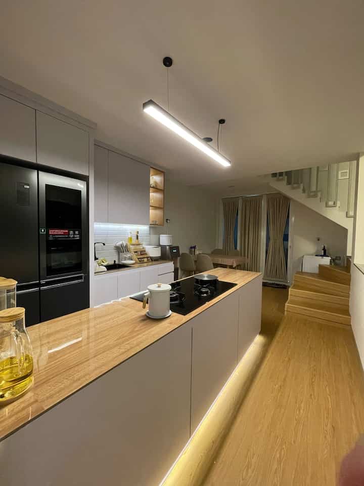 Dulu dapur ini terlihat simpel dengan kabinet putih polos dan area kerja yang masih kosong. Tapi setelah renovasi, hasilnya bikin jatuh cinta banget! ❤️

💡 Detail Favorit Setelah Renovasi?

- Meja island dengan top kayu glossy yang multifungsi. Bisa buat masak sekaligus area makan!
- Rak terbuka dengan lampu warm white yang bikin sudut dapur lebih estetik dan hidup.
- Backsplash subway tile yang clean dan gampang dibersihkan.
- Pencahayaan modern dari pendant lamp yang bikin dapur ini makin cozy di malam hari.

Renovasi ini bukti kalau dapur minimalis juga bisa tampil elegan dan hangat! 🌟

Kalau kamu, bagian mana yang paling kamu suka? 😍

#lampugantung #botolminyak #penirisminyak #gorden #vynillantai #toptable #tacohpl #mydreamkitchen #kitchenrenovation #kitchenstyling