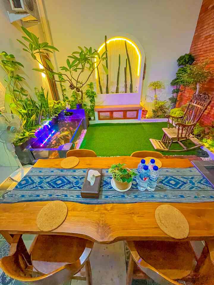 Makan bersama keluarga ditemani gemericik air kolam koi dan indahnya tanaman hijau, membuat suasana makan menjadi lebih nikmat dan syahdu🥰

#diningroom #rumputsintetis #tamanrumah #tamanbelakang #kolamkoi #nightvibe