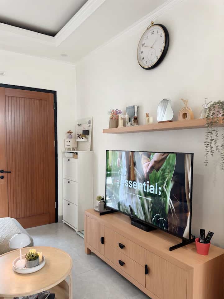 Cerita Backdrop TV 

Kabinet TV ini adalah kabinet lama yang berwarna hitam yang terdiri dari 2 susun.
Lalu kami make over dengan hpl warna kayu dan handle setengah lingkaran agar terkesan unik. 
Sedangkan untuk bagian susunan atas dari kabinet lama dilepas untuk dijadikan ambalan, supaya bisa menyimpan dekorasi.
Kita juga menambahkan wallpanel di dinding sebelah kanan agar kabel terlihat rapi.
Dengan make over furniture lama serasa mempunyai furniture yang baru sesuai keinginan kita 🤗


#backdroptv
#inspirasibackdroptv
#makeoverkabinet
#makeoverfurniturelama
#kabinettv
#backdroptvminimalis




