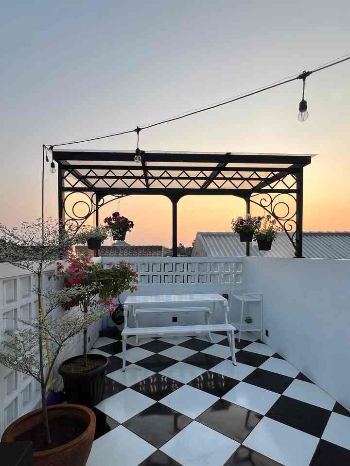 𝑹𝙤𝒐𝙛𝒕𝙤𝒑 as a relaxing area.

𝑹𝙤𝒐𝙛𝒕𝙤𝒑 #rumahlimut is located on the 3rd floor.
The area is only 10m x 3.17m and is located along the 𝒄𝙖𝒓𝙥𝒐𝙧𝒕 & kitchen area on the floor. 1 or along the parlor & service area 2nd floor 
The stairs leading to #𝒓𝙤𝒐𝙛𝒕𝙤𝒑 are made of cast cement painted black and white with a glass skylight roof.

Floor #𝒓𝙤𝒐𝙛𝒕𝙤𝒑 was chosen using black and white ceramic chess/harlequin motifs to be consistent with the theme of the ground floor terrace.

In this area we installed a canopy made of iron with a classic design.

For the seating area, we made a 𝙛𝒍𝙤𝒂𝙩𝒊𝙣𝒈 𝒃𝙚𝒏𝙘𝒉 made of concrete with two electrical sockets with protective cover from weather and rain.

As a relaxing area, in the canopy area we have prepared a 𝒑𝙪𝒍𝙡 𝙤𝒖𝙩 𝙥𝒊𝙘𝒏𝙞𝒄 𝒄𝙝𝒂𝙞𝒓𝙨 made of teak wood with white ducco paint.

Some accessories to beautify this area, we added heat-resistant hanging flower plants, bougainvillea flower pots & the addition of #𝒍𝙞𝒈𝙝𝒕 𝒔𝙩𝒓𝙞𝒏𝙜𝒔 which makes the atmosphere more romantic in the afternoon approaching night in this area.

Hopefully it inspires 🥰

#rooftop
#rumahlimut
#lantur
#outdoor
#exterior
#relaxationarea
#whitebrick
#whiteroster
#rooftopcanopy
#pergola
#concretestairs
#aestheticstairs
#outdoorinspiration
#rooftopinspiration
#lightstring
#cafelights
#outdoorlights
#lantern
#blackandwhiteceramics
#ironrack