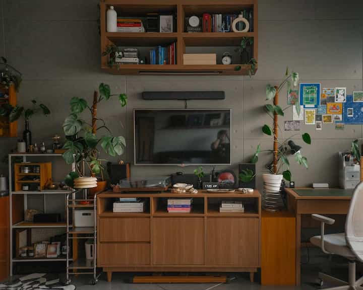 Bagaimana dinding dapat memengaruhi suasana ruangan secara keseluruhan. Melepas wallpaper dan menggantinya dengan conwood adalah keputusan terbaik untuk merenovasi kamar saya 🍃 #ConwoodConcrete #MyDreamBedroom #BedroomRenovation #BedroomStyling