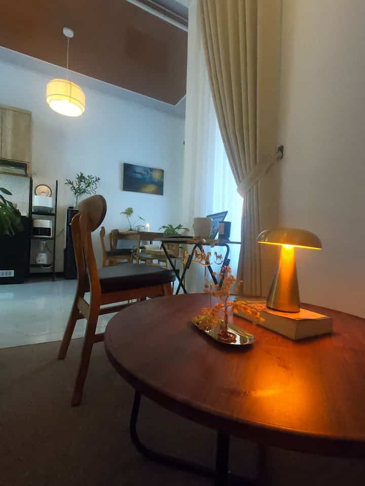 Workspace dadakan bertiga rumah ✨

Memiliki workspace tersendiri merupakan impian bertiga.rumah, namun karena keterbatasan area, beberapa spot terkadang kami alih fungsikan menjadi workspace dadakan,selain area meja makan dan beberapa area lainnya, area living room in pun tak luput kami jadikan area workspace sesekali. Di balik keterbatasan lahan ternyata kami bisa menemukan kreatifitas dalam re-creating area menjadi spot bekerja dengan tetap aman dan nyaman.  

#WorkspaceDecor
#HomeOfficeInspo
#WorkspaceGoals
#DeskDecor
#WorkFromHomeSetup
#MinimalistWorkspace
#ModernHomeOffice
#CreativeWorkspace 
#PersonalizedDesk
#DekorasiRuangKerja
#RuangKerjaRumah
#InspirasiDekorasi