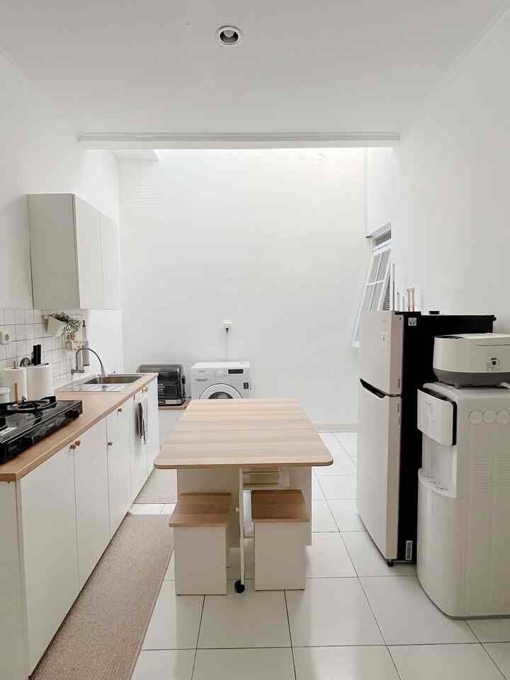 Setelah 1tahun 6bulan punya dapur ini, akhirnya isinya lengkap😍🫶🏻

Ini bukan cuma cerita dapur, tapi ini juga cerita punya dining table dan area servis yang jadi satu. Karena rumah ini minimalis bener bener semua soace dimanfaatkan tapi tetap tidak terlihat sempit.

Semoga bisa menginspirasi, kalau punya rumah minimalis itu bisa kok punya semua area😍✨ 

#mydreamkitchen #kitchenrenovation #kitchenstyling #kitchen #kitchenset #diningroom #kulkasputih #dapurminimalis #dapurikea #knoxhult #pira #rinnai #polytron