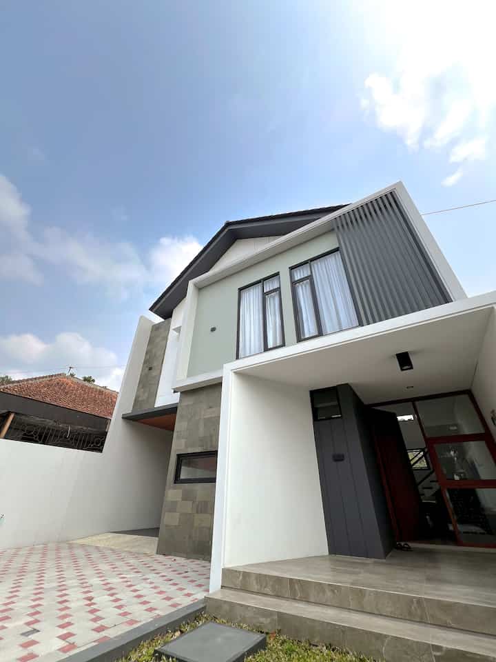 Fasad adalah bagian yang memiliki pengaruh besar pada estetika rumah. Untuk itu rumah bujangan memilih untuk menggunakan desain fasad yang simple, modern dan bernuansa monokrom.

#fasad #woodplank #batualam #plafonpvc #lampuoutdoor #fasadrumah #desainrumahmodern #besiholo #kisikisi #paving