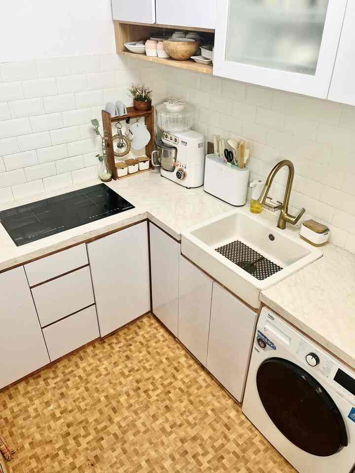 Makeover Kitchen

Punya dapur yang mungil kami harus memanfaatkan dan memaksimalkan space yang ada. Kami mendesain kitchen set dengan memaksimalkan kabinet yang ada. Dengan mengubah warna kabinet kitchen set juga bisa mempengaruhi suasana dapur yang mungil ini jadi lebih nyaman! Kami merubah warna kabinet menjadi lebih serasi dengan keseluruhan interior dapur, dan hasilnya jadi lebih nyaman dan dapur terasa lebih luas.

#mydreamkitchen #kitchenrenovation #kitchenstyling #lantaivinyl #kabinetkitchen #pvctaco