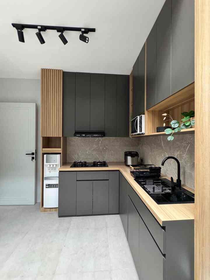 Renovasi Dapur di Bumikadua ini, seperti menuangkan mimpi dapur idaman sejak lama, mulai dari pemilihan warna kitchen set, pemilihan ruangan sebelah mana yang akan dijadikan dapur sampai detail sirkulasi udara dan pencahayaan

Pemilihan warna kitchen set untuk Dapur ganteng begini sudah wishlist sejak lama, karena dirumah sebelum nya kitchen set nya bernuansa putih dan kayu natural, jadi kami ingin nuansa berbeda di Bumikadua ini

Sesuai dengan tema rumah minimalist dan dominan warna abu-abu coklat, jadilah kitchen set idaman ini

Untuk material menggunakan HPL Taco, Serta ada aksen WPC panel di kabinet atas dispenser 

Dan karena Dapur nya terletak di bagian belakang rumah, kami juga membuat skylight dengan kanopi hidrolik sesuai wishlist sejak lama agar pencahayaan terang dan sirkulasi udara maksimal

Alhamdulillah sudah mendekati My Dream Kitchen😍 

#Mydreamkitchen
#kitchenrenovation
#kitchenstyling
#cookerhood
#kitchenset
#sinkdapur
#dispenser
#artificialplant
#rakpiring
#hpltaco