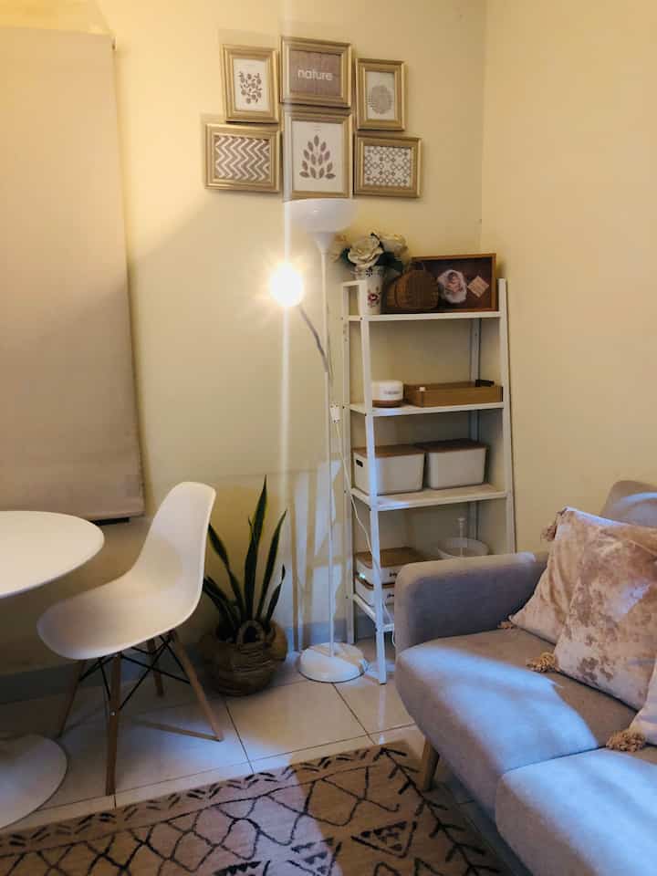 Ini kami namakan pojok pemanis ruangan keluarga, pas untuk melengkapi ruang kosong yang ga terlalu besar.

#pojokruangan #dekorasisimpel #livingroom #standlamp #printilanestetik