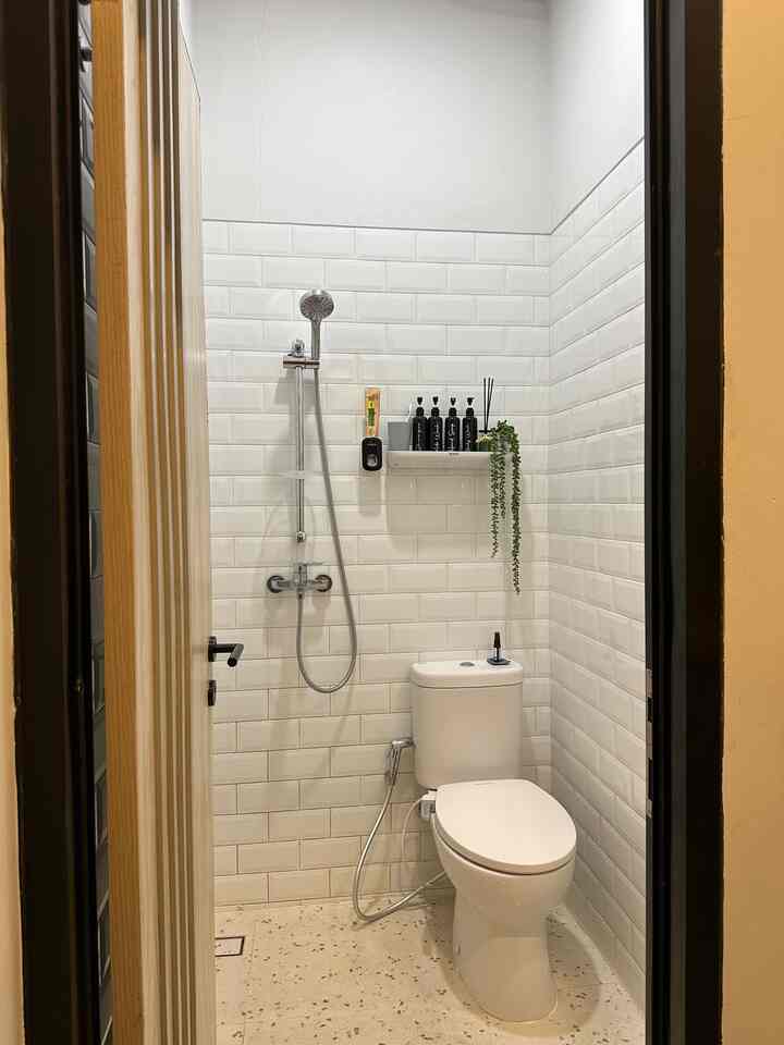 Kamar mandi mungil tapi bisa tetap nyaman dan clean ✨✨
Kamar mandi lantai 1 ini ukurannya 1,5x1,3 m
Tapi bisa fungsional dan bisa tetap nyaman dipakai. Caranya, pakai keramik yang terang dan anti slip untuk lantainya. Pakai cermin untuk efek ilusi dan tambahkan lampu led untuk ambiance ruangan.
#bathroom
#bathroomdesign
#homedecor
#homestyling
#kamarmandimungil
#kamarmandikecil
#kamarmandiminimalis
#bathroominspo
#bathroominspiration
#smallbathroom