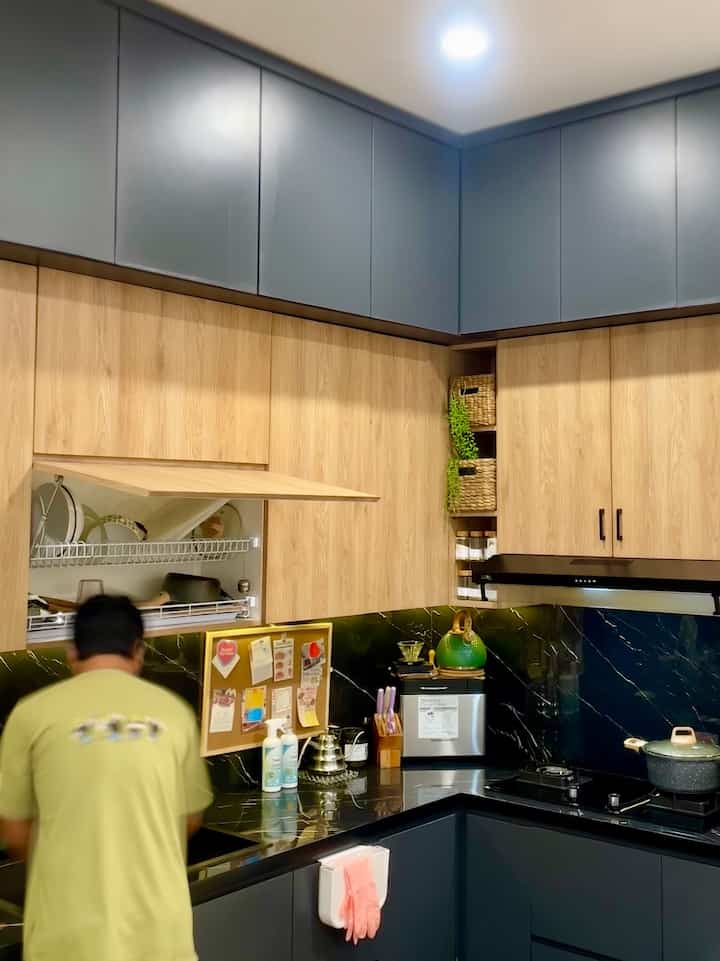 Saat bangun rumah, kita lgs memasang kitchen set sehingga sampai saat ini kami tidak melalukan renovasi. Untuk warna kitchen set kami menggunakan HPL kombinasi Gray gelap dan juga warna kayu #kitchenset #KitchenSetHitam #MyDreamKitchen #KitchenRenovation #KitchenStyling
