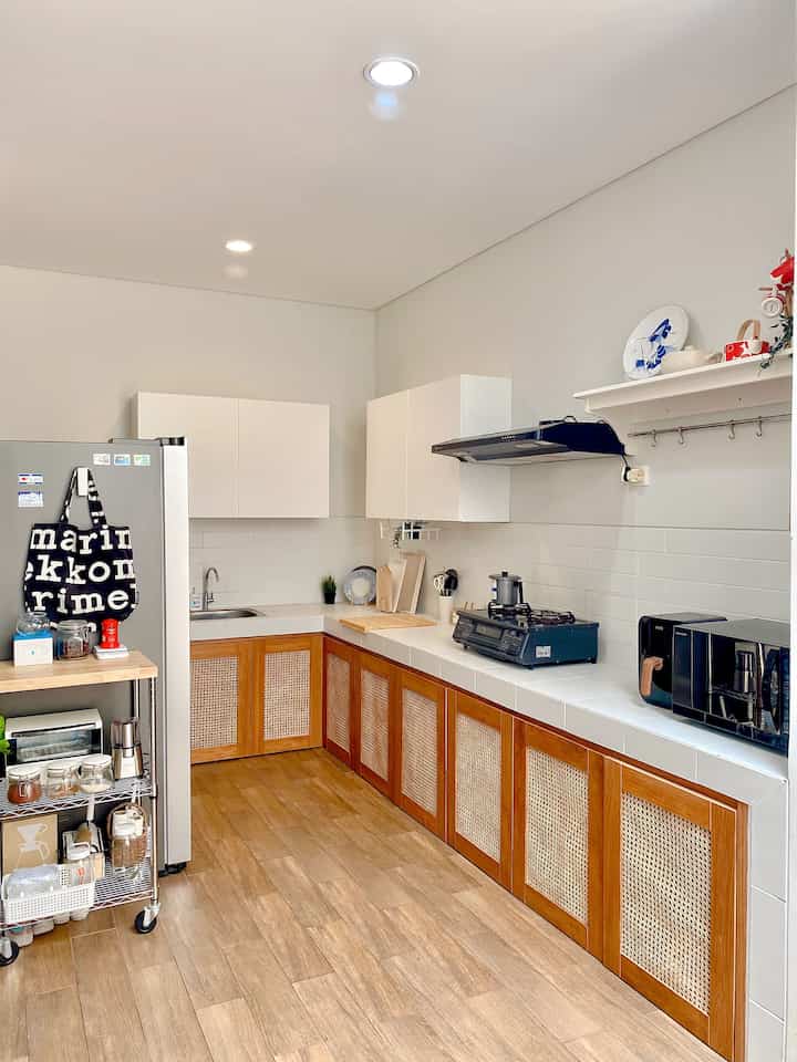 Make over kitchen area dengan budget kurang dari 6 juta rupiah. Before - after looksnya bisa dilihat dislide 1&2 ya 🤗
Inspirasi utamanya sih pengen punya kitchen ala-ala dapur retro Jepang, jadi biarpun budgetnya terbatas, kita usahakan agar unsur kayu solid tetap dominan. Maka kita pilih utk memasang pintu kabinet bawah saja dari bahan kayu jati mix rotan 🤎 Kita juga berikan sentuhan dekorasi yang pop out dengan tambahan perintilan dapur yang colorful ❤️

#kitchensetminimalis #kitchensetkayujati #kitchensetrotan #lantaigranitkayu #kabinetikea #ambalanikea #mydreamkitchen #kitchenrenovation #kitchenstyling 