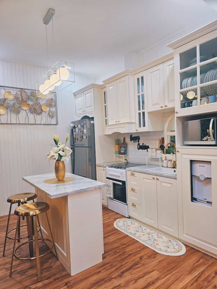 Saat mendesain kitchen set ini, kami menyesuaikan dengan tema rumah “modern farmhouse” yg memadukan warna warm white & gold dan menggunakan finishing duco supaya dapur ini terkesan luas, clean, dan elegan.
.
Saat melakukan renovasi, kami hanya membobok meja dapur ajah existing yg sudah ada dari developer saat kami membeli rumah ini.
.
#vinil #vas #kitchenset #catdinding #lampugantung #kesetdapur #lampunggantung #mydreamkitchen #kitchenrenovation #kitchenstyling 
