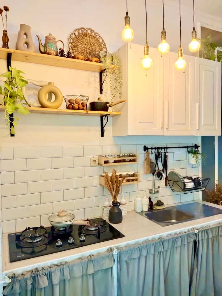 🌸 Dapur Impian 🌸

Sebenarnya gak muluk-muluk, dapur impianku adalah dapur yang bisa nyaman buatku walaupun ukurannya gak terlalu besar.
Tapi aku punya detail khusus ketika membuat dapur ini. Aku mau warnanya putih-abu-hitam dan ada unsur kayu dengan warna yang netral terang.
Akhirnya dapur impianku berhasil aku wujudkan.
Dapur yang luasnya hanya 2,2x2,2 meter ini cukup nyaman untukku dan keluarga, cukup penuh tapi tidak terasa sempit, dan dipercantik dengan lampu-lampu bohlam gantung warm white.
Memanfaatkan ambalan dinding untuk area penyimpanan sekaligus dekorasi.
Dan pastinya aku memilih barang elektroniknya pun harus dengn warna yang senada ✨

#MyDreamKitchen
#KitchenRenovation
#KitchenStyling
#Kitchenset
#KitchensetMinimalis
#GordenKolongDapur
#Ambalan
#KayuJatiBelanda
#KomporTanam
#Sink
#DishWasher