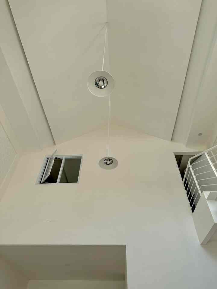 A high ceiling is everything for a small house like #RumahSeupil ⛅️ selain ngasih dimensi yang lebih luas, plafond tinggi juga bisa bikin sirkulasi udara lebih maksimal dan ga sumpek.

Apalagi dipadukan dengan warna putih, semakin lega dan limitless. At first glance, dikiranya rumah ini guede bgt, hmm padahal luas tanahnya cuma 93m loh…

#CatTembok #Atap #AtapTinggi #RumahMinimalis #CatTembokPutih #SofaKain #LivingRoom #Ceiling #RumahTanpaSekat #RumahKecil
