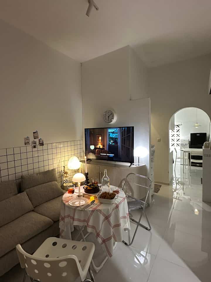 Simple dinner di tengah livingroom mungil 💞🫶🏻✨ #sofaminimalis #kursiminimalis #lampujamur #tablecloth #livingroom #roomstyle #dinner 