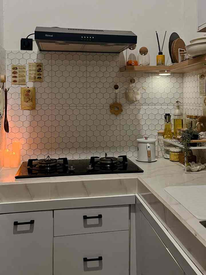 • Kitchen Vibes🌙

suasana dapur malam hari ada lampu tempel di pojokan, lampu akan menyala ketika ada sensor.

kegiatan di malam hari biasanya aku udah cuci piring nih, biar mood pagi-pagi ttep bagus hihi.. ada yang sama juga gaa?

semoga menginspirasi yaa🫶🏻

#KitchenSet #KitchenSetMinimalis #PlavonPVc #WarnaCatRumah #WallpaperDinding #WallpaperEstetik #Cat #MyDreamKitchen #KitchenRenovation #KitchenStyling #InspirasiDapur #DekorasiDapur #NightVibe #Night