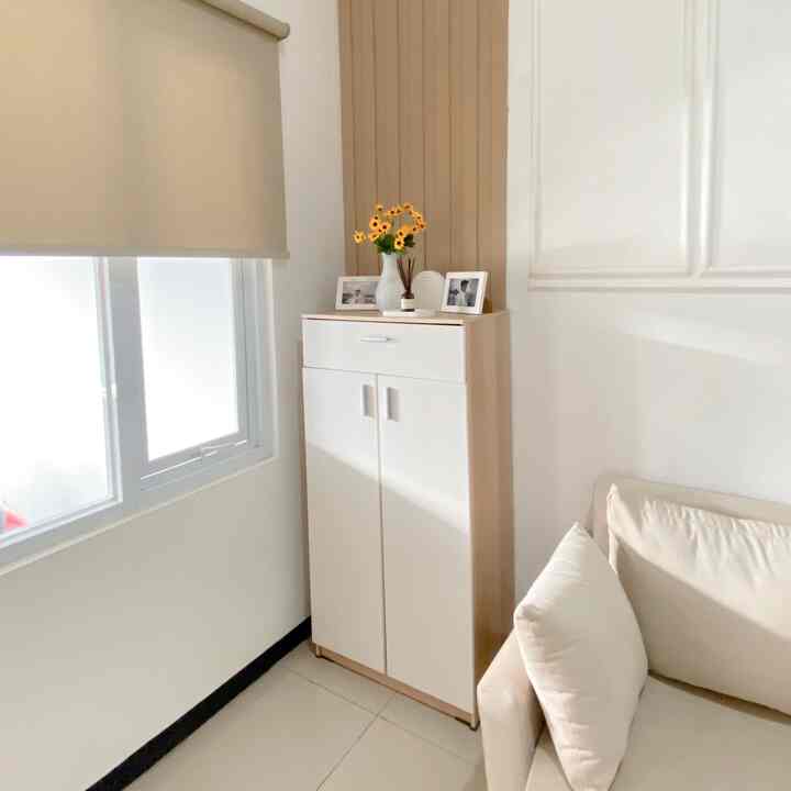 Area Foyer✨

Karna rumahku minimalis, jadi aku memanfaatkan area foyer yang bergabung dengan ruangtamu untuk penyimpanan barang, sendal ataupun sepatu. Aku tambahkan lemari sepatu, agar terlihat lebih aesthetic diatas lemari ditambah sedikit hiasan. 

#Foyer #areafoyer #raksepatu #rollerblinds #rumahminimalis #lemarisepatu 