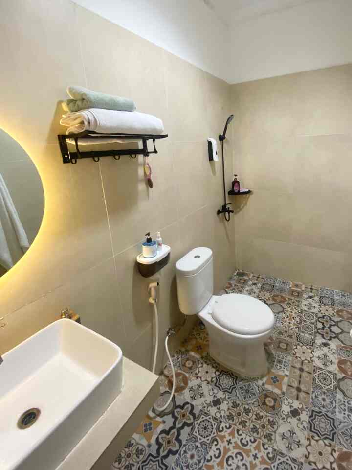 my main inspiration to create this dreamy bathroom is actually i want it to make the homey version of hotel compact bathrooms materialnta menggunakan granit dengan warna netral sehingga kesan clean dan  timeless walaupun lantai bermotif, juga menambahkan dekorasi fungsional modern 
#RomanGranit #KlosetToilet #MyDreamBathroom #BathroomRenovation #BathroomStyling