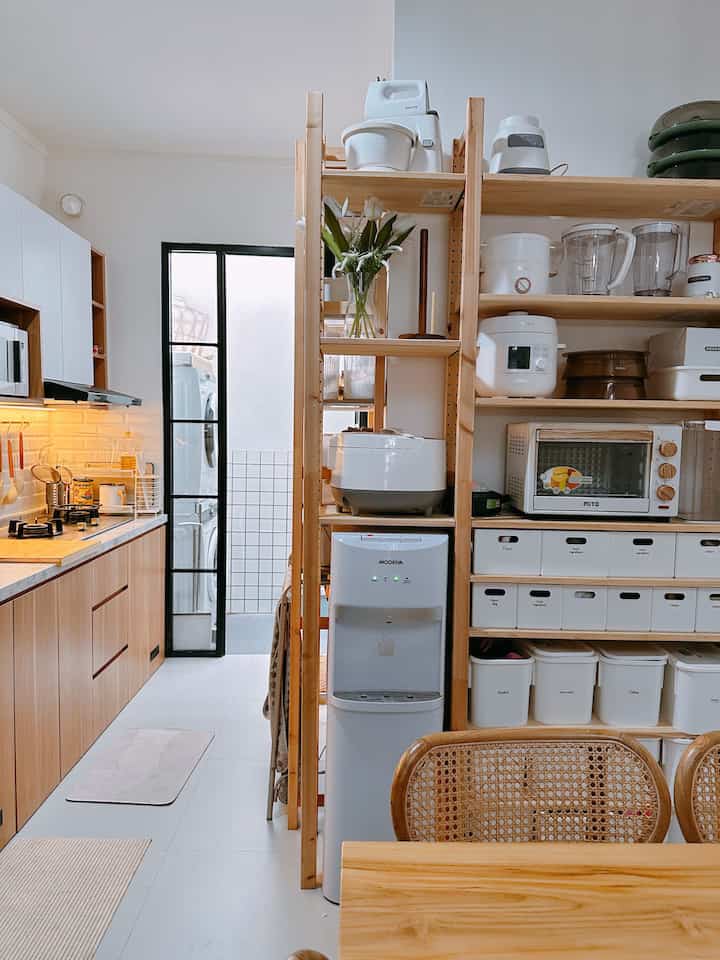 Inilah perjalanan dapur di rumah kami, awalnya bagian kitchen set nya hanya cor coran saja, karna menimbang rumah ini yidak luas dan menghemat tempat pengimpanan kami rombak dengan menggunakan kitchen set seperti ini, dan untuk tempat penyimpanan lainnya kami gunankan rak ivar dari ikea ini agak terkesan tidak sempit. 

#kitchenset #kitchensetminimalist #mydreamkitchen #kitchenrenovation #kitchenstyling #dapurminimalist #dapur #dapurikea #dapurkecil 