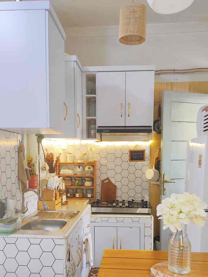 After - Before dapur mungil

Haii semua.. ini dia transformasi dapur mungil aku, karna memang luasnya hanya 2x2 meter maka aku menyiasati pada warna. 🏠

Aku lebih memilih warna dominan warna putih agar terlihat luas .✨✨

Untuk inpirasi dinding aku ter inspirasi dari Pinterest dan ini aku hanya pake stiker backsplash karna secara perhitungan lebih murah dan juga jika bosen kita bisa ganti tanpa harus bongkar. ✨🏡

Yang membuat sangat berbeda adalah terletak pada pemakaian kitchen set dan perubahan dindingnya. ✨🏡

Untuk material kitchen set menggunakan kayu  multiplek mdf karna untuk saat ini bahan tersebut yang terjangkau.

Tips dari aku jika hanya memiliki budget yang tidak begitu besar dan ingin renovasi dapur bisa dimulai dari merubah dinding dapur tanpa harus bongkar yaitu dengan stiker backsplash. 🙂🙂🏡

Nahh gimana tetangga online, ada yang mau renovasi dapur juga? 🏡✨🙂

#kitchenset #kitchensetminimalis #stikerbacksplash #cookerhod #komportanam #bungaartificial #mydreamkitchen #kitchenrenovation #kitchenstyling