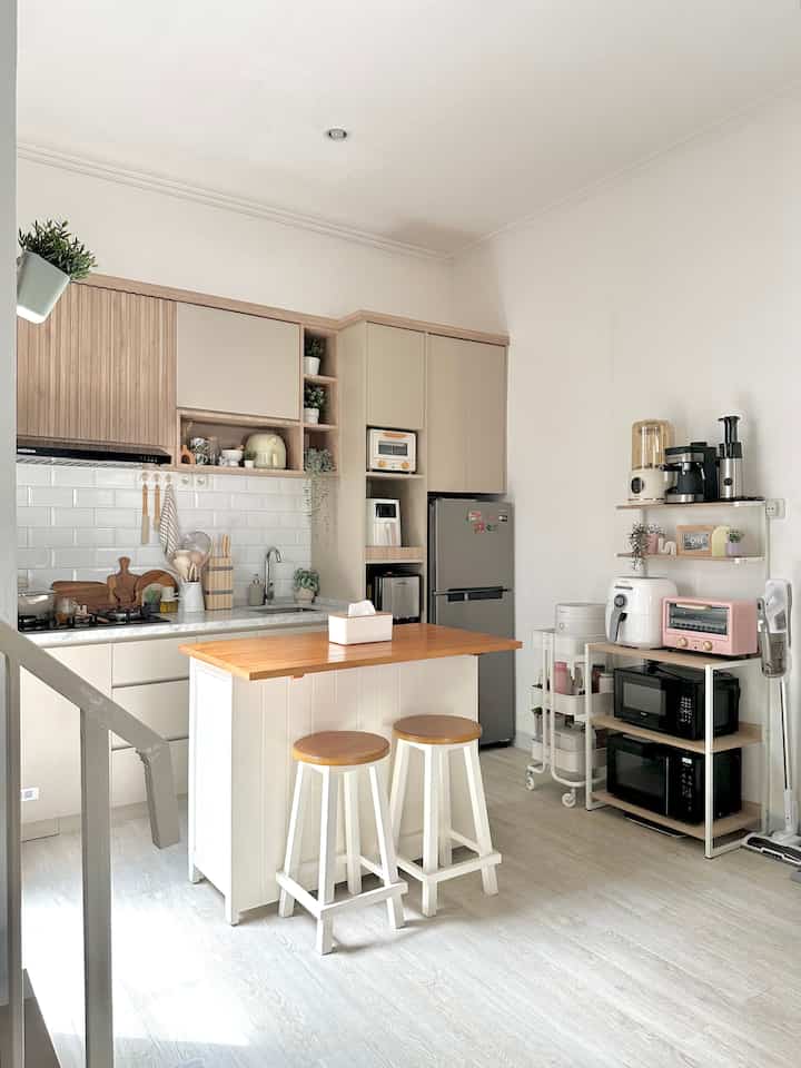 Untuk membuat dapur minimalis namun tetap fungsional aku memilih material hpl multipleks agar lebih hemat, kemudian top table granit agak looknya simple dan minimalis. Untuk dekorasinya aku menambahkan tanaman artificial pada rak rak terbuka agar tampak segar 🥰

#hplaica
#kitchenset
#kitchensetminimalis
#MyDreamKitchen 
#KitchenRenovation 
#KitchenStyling