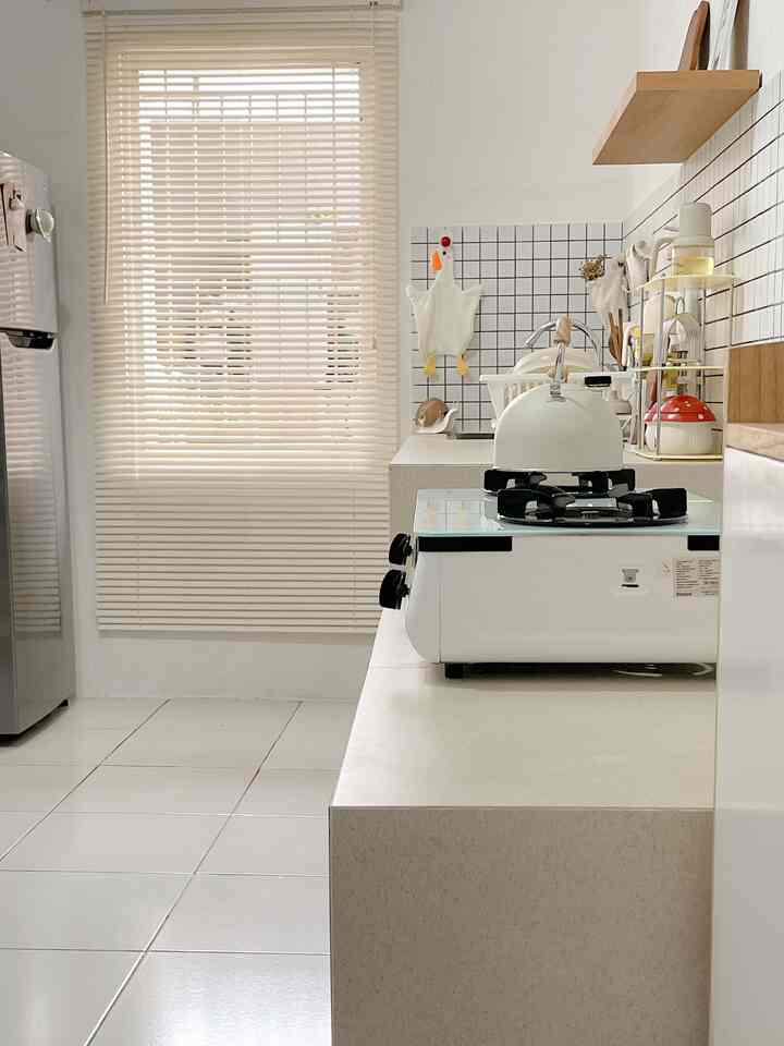 Dream kitchen

Awal beli rumah ini karena ini adalah rumah tahun 60 an jadi jadul banget yaa aku aja belom lahir rumah ini sudah ada,dulu kondisi dapur ini warnanya agak serem juga sih keramiknya meja dapur warna merah hati gitu hahaha awal2 aku akalin aja pake wallpaper tapi kok tidak bisa bertahan lama akhirnya aku putuskan untuk renov dapur ini ketika punya rejeki,dan akhirnya yang dulunya dapur jadul bisa lumayan lah lebih kekinian seperti dapur impianku selama ini walaupun masih dalam kategori biasa tapi gapapa disyukuri saja. 
#mydreamkitchen
#kitchenrenovation
#kitchenstyling
#kitchenset
#kitchensetminimalis
#koreanhouse
#aesthetic
#homedecore