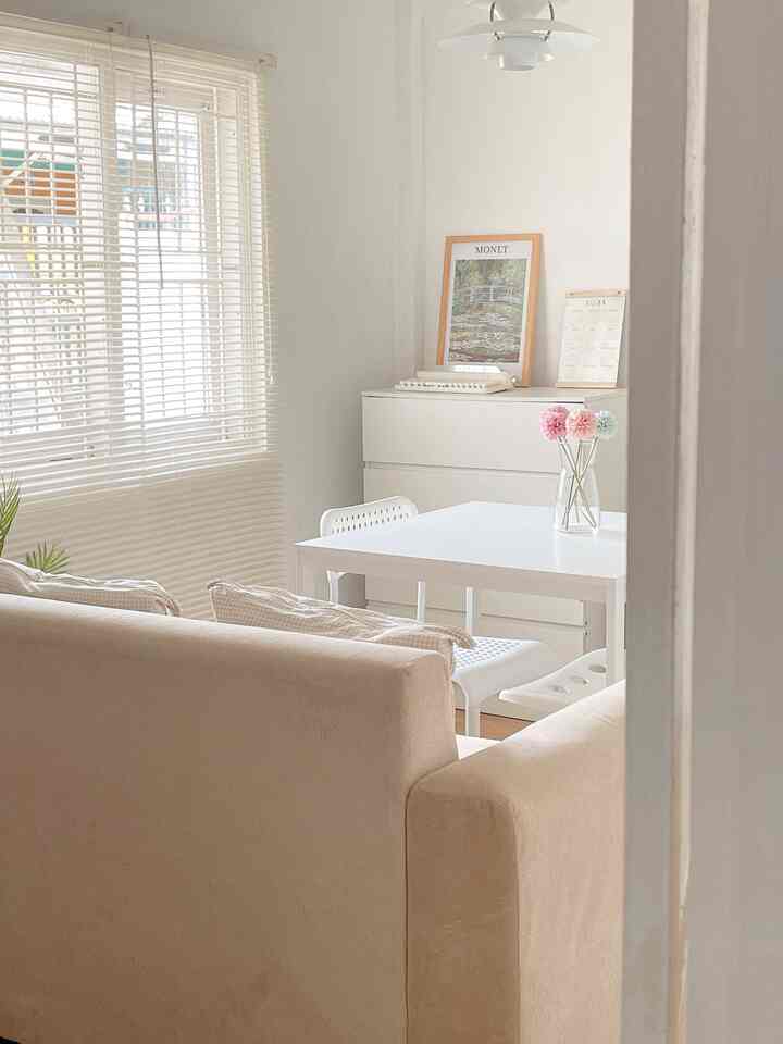 Ruangan favorite saat ini nyaman kalau udah duduk disini sambil ngemil scroll hp tau-tau udah sore aja 

#ruangsantai 
#roomdecore
#minimalis 
#warnacatrumah
#catrumah
#koreanhouse
#homedecore
#homecafe 
