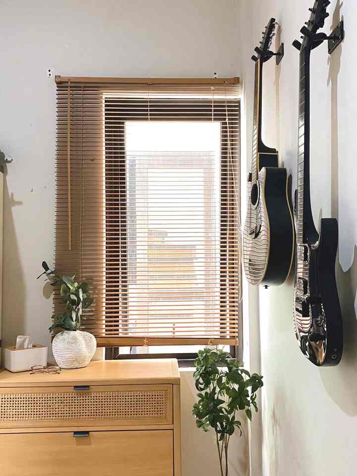 Sudut ruangan yang menghubungkan jendela ke area tangga, tertutupi venetian blind. Area dinding diisi sebagai penyimpanan gitar gantung untuk menghemat space dan ditambahkan sedikit dekorasi sebagai pemanis sudut ruang

#holdergitar #drawer #tanamanartificial #vasestetik #tempattisu #venetianblind #tirai #sudutfavorit #sudutruangan