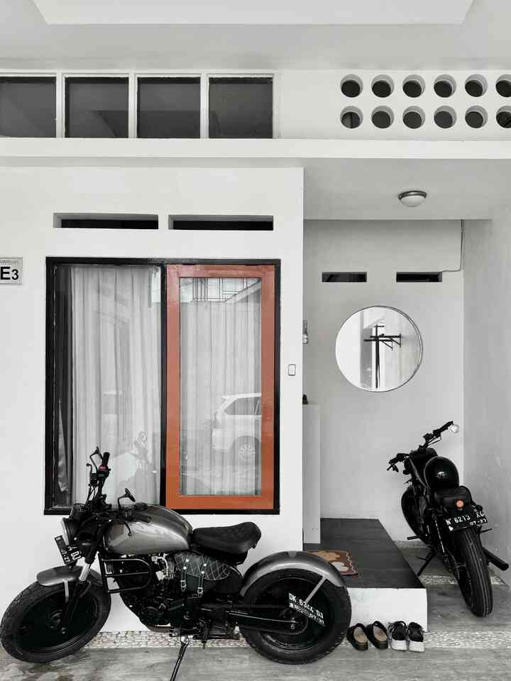 Teras Rumah
Awalnya teras full sampai tembok di samping, tp krna jarang ada aktifitas diteras jd dipotong untuk tempat motor saja.
Ukuran teras 80cmx100cm
Difungsikan sbg rak sandal,sepatu & tempat payung.
#Cat
#WarnaCatRumah
#RumahMinimalis
#Teras 
#TerasRumah
#RakSepatu
#Garasi
