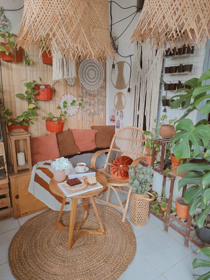 Bikin teras ala liburan di Bali dengan konsep bohemian…
Bisa banget dong..✨✨

Dengan menambahkan big dream catcher dan   furniture berbahan kayu dan rotan serta menggunakan bantal warna coklat dan teracota membuat suasana ala Bohemian kental banget.

Jadi sambil duduk2 di teras udh brasa liburan di Bali karna vibes nya yang dapet banget 🏡✨

Kalau teras kamu gimana tetangga online?

#rugeceng #mejakayu #kursirotan #bantalsofa #dreamcatcher #macrame #teras #terasrumah #dekorasiteras