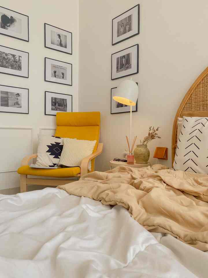 Mengubah Sudut Kosong Kamar Jadi Sudut Membaca yang Nyaman

Kamar berukuran 5 x 3 meter sering kali menyisakan sudut kosong yang berpotensi menjadi area multifungsi. Salah satu ide yang bisa dicoba adalah menjadikan sudut tersebut sebagai ruang baca. Dengan sedikit penataan, kamu bisa menciptakan spot yang nyaman dan aesthetic.

Untuk mengisi sudut ini, aku memilih kursi berlengan warna kuning IKEA — POÄNG. Kursi ini memiliki  desain ergonomis sehingga memberikan kenyamanan. Selain itu, warna kuningnya memberikan aksen cerah pada ruangan, menciptakan suasana hangat dan mengundang untuk bersantai.

Sebagai pelengkap, aku menambahkan standing lamp multifungsi IKEA — TRINDSNÖ. Lampu ini menjadi pilihan ideal karena tidak hanya berfungsi sebagai sumber cahaya, tetapi juga dilengkapi dengan fitur side table dan storage. Sehingga menyimpan buku, majalah, atau bahkan cangkir kopi favorit saat membaca, menjadi lebih praktis. 

Dengan kombinasi ini, sudut baca tidak hanya nyaman tetapi juga rapi.

#KursiBerlengan
#ArmChair
#StandingLamp
#WallMoulding
#PhotoWallDecor
#CatRumah
#InspirasiKamar
#SudutBaca
#ScandiBoho
#ScandinavianStyle
#BohoStyle
