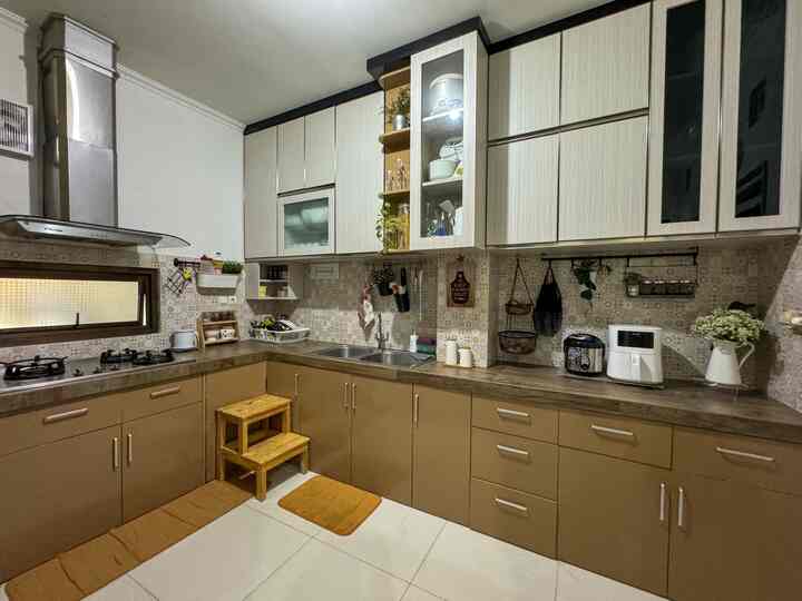 🔅After - Before Renovasi Dapur🔅

Dulu sewaktu renovasi, keinginan ibok sederhana saja, pengen dapur diperluas, kelihatan bersih dan terang. Akhirnya kami bongkar gudang kecil yg ada disamping dapur lama. Dan hasilnya dapur yg sekarang ini, lebih lega. 
agar dapur terlihat bersih dan terang akhirnya kami pilih warna netral. putih untuk cat dindingnya, nuansa coklat cream untuk interior dapurnya sendiri. awalnya untuk menghemat budget backsplash dapur lama ingin dipertahannya, sehingga cukup membeli untuk area perluasan saja. ternyata motif itu sdh susah ditemukan. akhirnya kami ganti dengan yang sekarang. tapi tetap dengan motif mozaik, agak kelihatan klasik. 
top table kami pilih buat dari keramik motif kayu selain awet juga utk menghemat budget. 
rak gantung dengan lapisan hpl motif serat kayu terang adalah rak lama dapur kami. sementara bagian rak bawah custom baru dengan metode cat duco warna coklat muda. 
sink dan keran kami pilih stainless agar mudah perawatannya.


#KitchenSet #KitchenSetMinimalis #Cat #WarnaCatRumah #PlavonGypsum #sink #Keramik
#MyDreamKitchen
#KitchenRenovation
#KitchenStyling
#homestagram 
