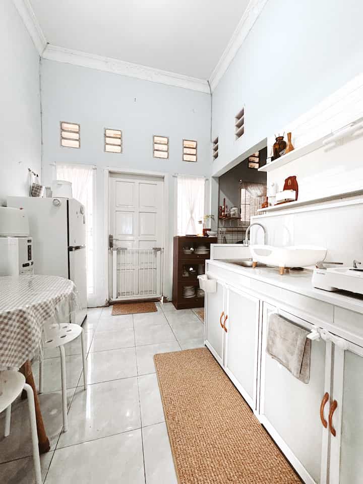 jadi kitchen dirumah ini tu nyatu sama dining room dan tempat aku masak ya di atas meja kompor minimalis ini😅 sebelumnya meja ini belum ada, ini custom sendiri di daerahku. kebetulan foto beforenya di bagian dining room yang sebelumnya temanya hitam sekarang serba putih karena beberapa furniture aku makeover

#kesetkaki #ricebox #dishrack #komporportable #kursiikea #MyDreamKitchen #KitchenRenovation
#KitchenStyling