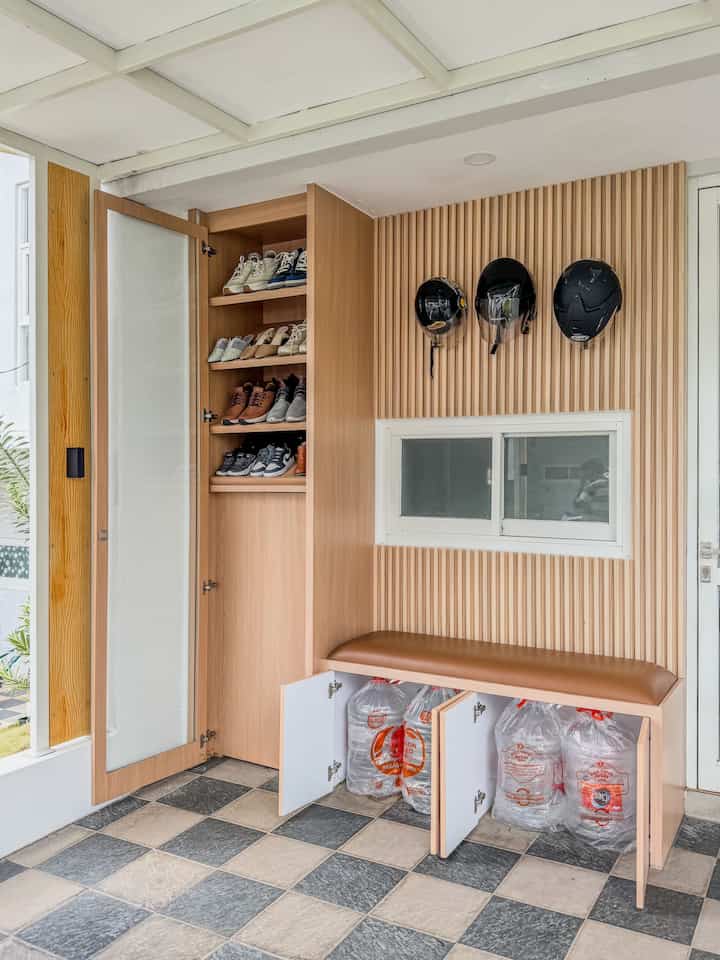💡 Serbaguna & Estetik dalam Satu Sentuhan

Punya rumah kecil tapi pengen tetap rapi dan estetik? Solusi rak/sekat serbaguna bisa jadi pilihan terbaik!

✨ Rak sepatu dan helm di area depan rumah – Fungsional banget buat penyimpanan yang rapi, plus bagian bawah bisa muat galon biar nggak berserakan!

✨ Rak hias di ruang keluarga – Selain jadi tempat penyimpanan dekoratif, tampilannya juga bikin ruangan terasa lebih mewah dan cozy.

Multifungsi, rapi, dan tetap cantik? Siapa yang nggak suka solusi kaya gini! 🌿

#kodehpl #wallpanel #lampudinding #lampudownlight #ruangpenyimpanan #penyimpananserbaguna #wardobearea