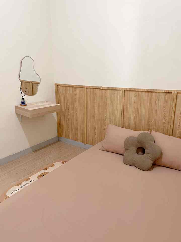 Kamar utama dirumah kami. Tidak banyak penambahan dekorasi. Meskipun begitu ini adalah tempat ternyaman kami untuk beristirahat setelah seharian beraktivitas 🤎

#KamarTidur #KamarTidurMinimalis #KamarUtama #CatTembokKamar #KertasiveCllasicaOak #SpreiBeige #RakAmbalanGantung #CerminEstetik